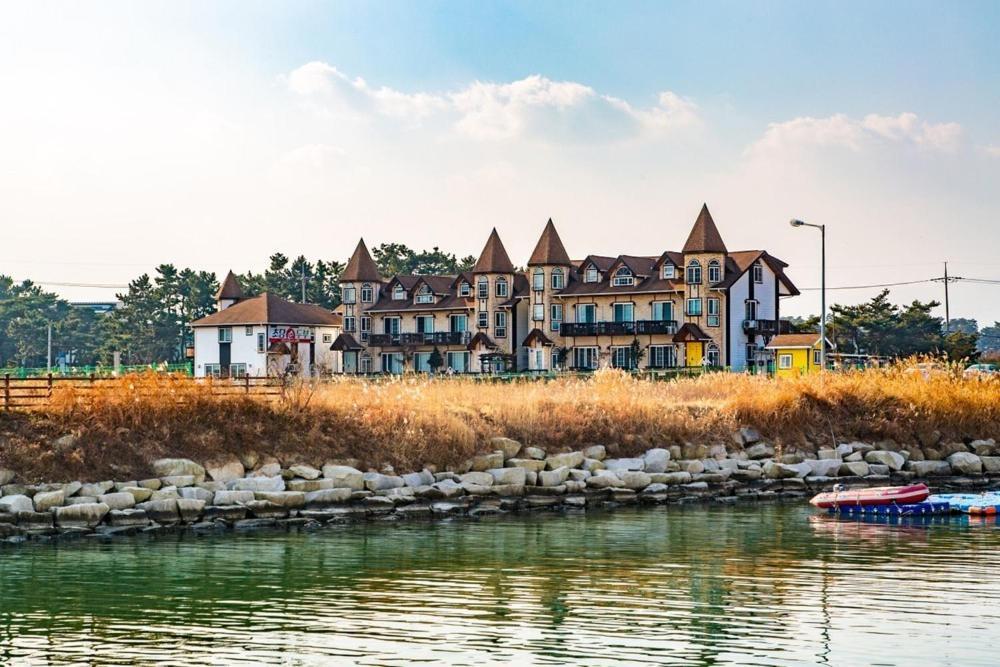 Santa Beach Pension Gangneung Exterior photo