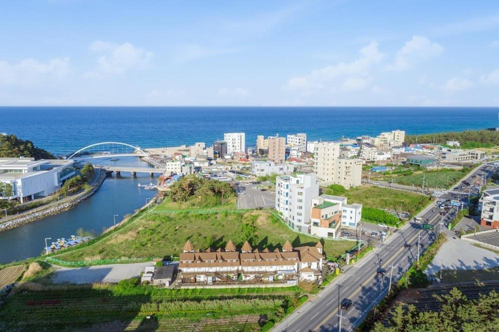 Santa Beach Pension Gangneung Exterior photo